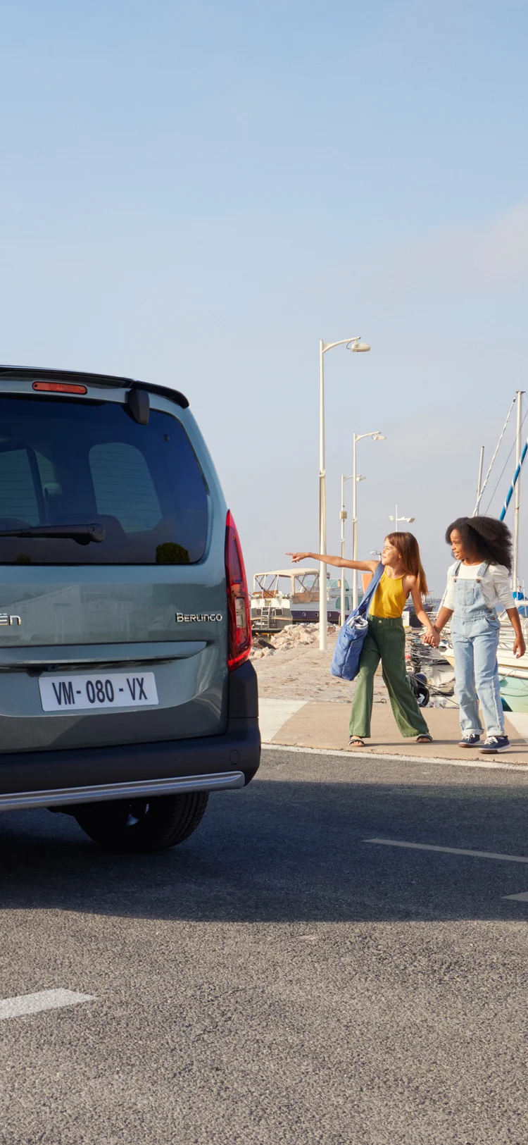 Hintere Dreiviertelansicht des Berlingo 30, die modernes Außendesign, Sicherheit, Effizienz und selbstbewusste visuelle Präsenz hervorhebt