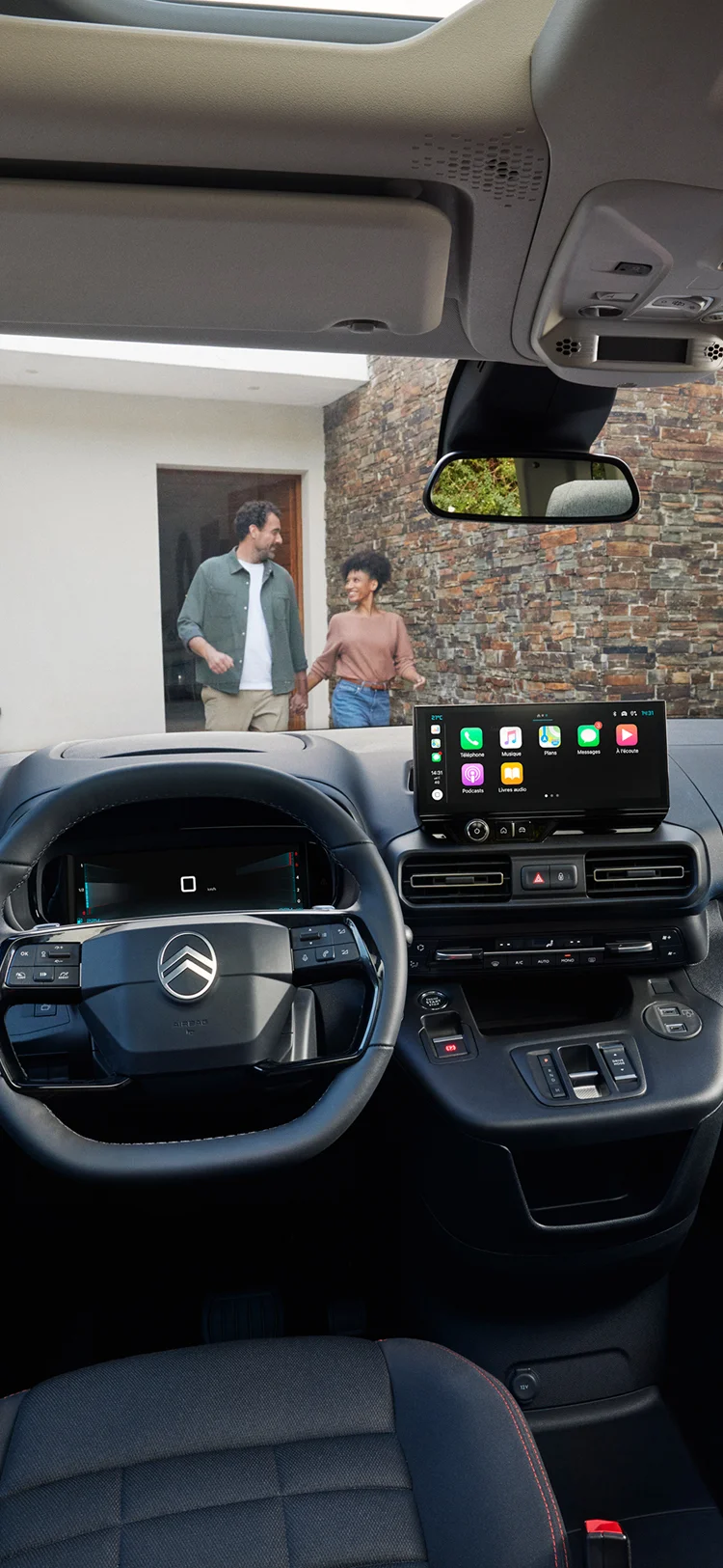 Hintere Dreiviertelansicht des Berlingo 30, die modernes Außendesign, Sicherheit, Effizienz und selbstbewusste visuelle Präsenz hervorhebt