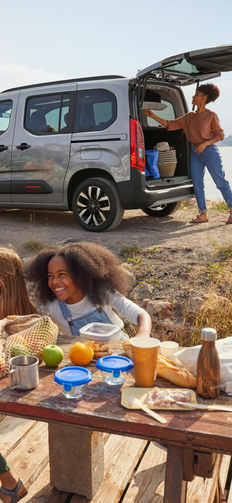 Seitenansicht des Berlingo 30 mit offenem Kofferraum, die einen geräumigen Ladebereich, Praktikabilität, Sicherheit, Effizienz und selbstbewusste Familiennutzung zeigt