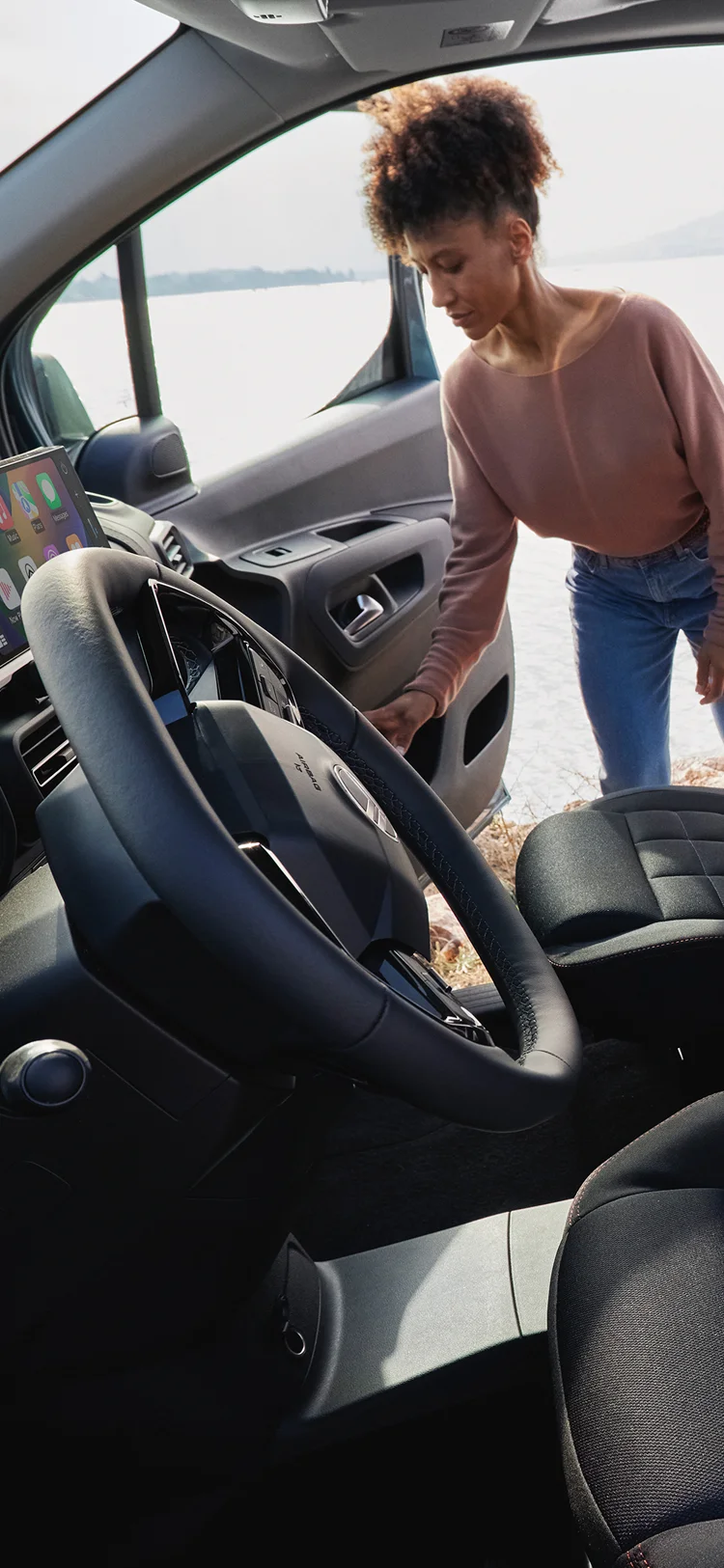Innenraum-Frontansicht Berlingo zeigt Advanced Comfort Sitze, Unterstützung, Komfort, Sicherheit und verbessertes Passagier-Wohlbefinden